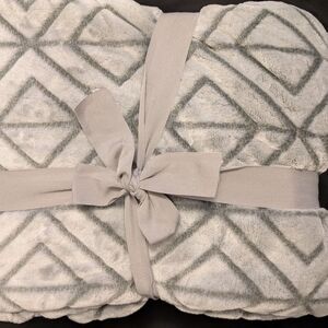 Velvety Plush Gray Diamond Throw